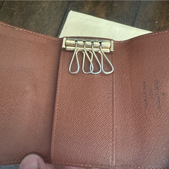 Louis Vuitton 4 key holder - Picture 2 of 7